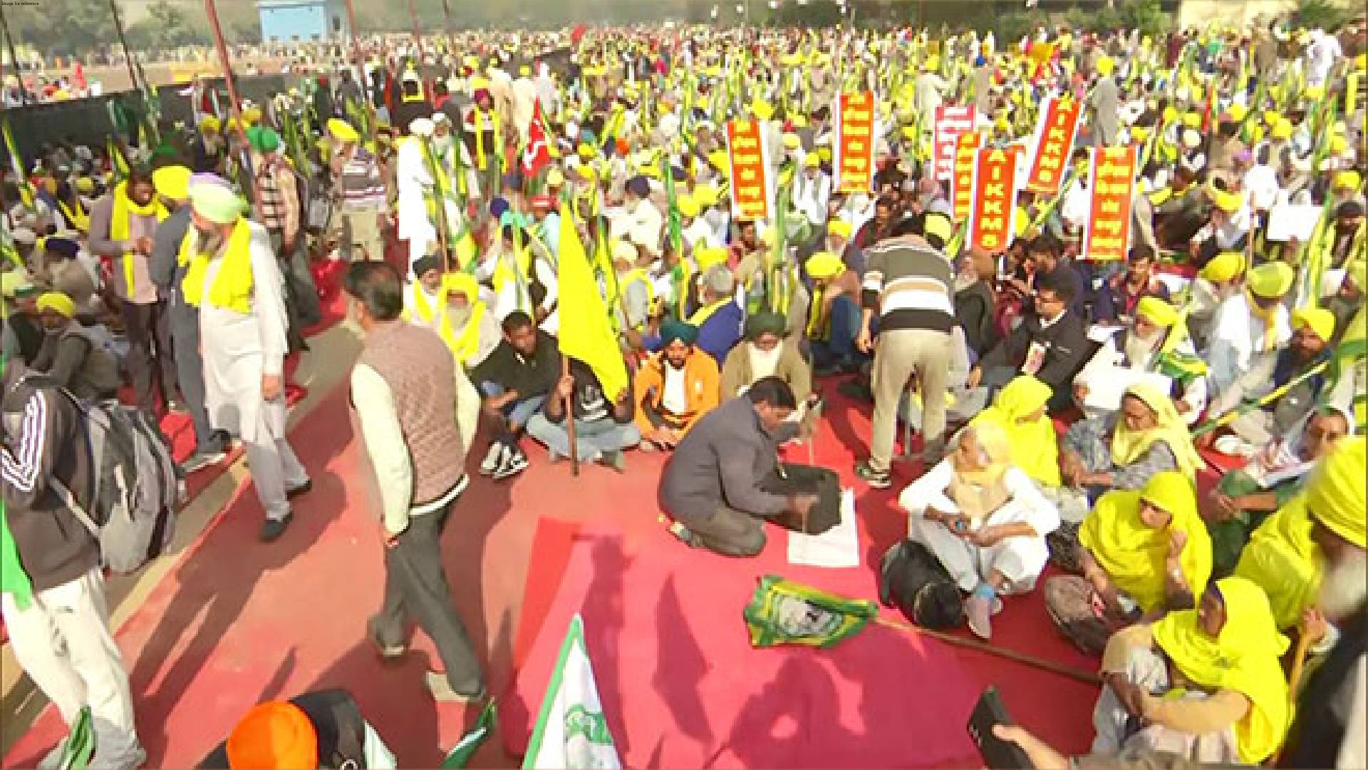 New Delhi: Farmers gather at Ramleela Maidan; to hold 'Kisan Mazdoor Mahapanchayat' today
